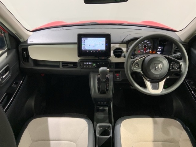 使いやすいレイアウトのダッシュボード周辺です。オートエアコンや小物入れなど嬉しい装備が満載です。