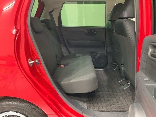 後席も余裕の広さ！ゆったりくつろげます！！