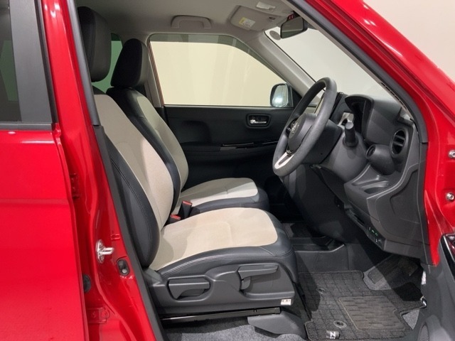 シートは厚めのクッションですのでゆったり座れますよ。