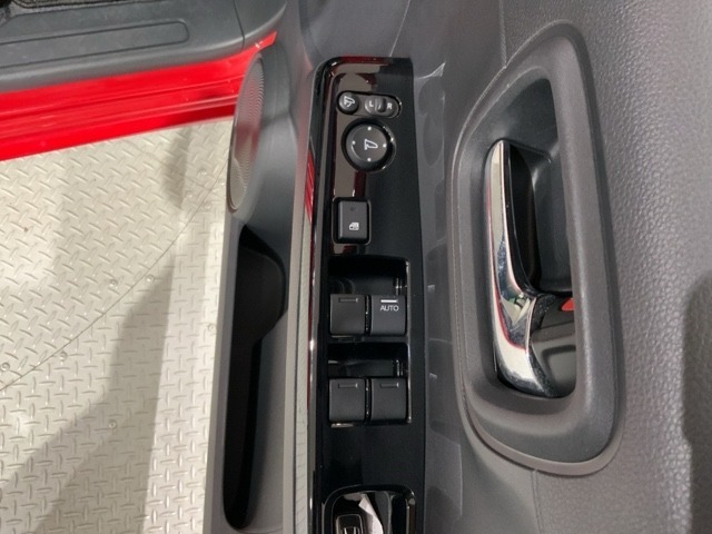 狭い駐車場で便利な電動格納ドアミラーが付いています。