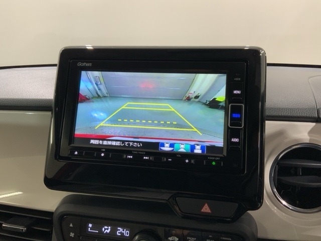 リバースギアに入れるだけで後方の表示へ切り替わります。夜間や雨の日の駐車も楽になりますよ。