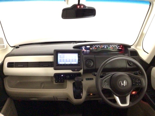 【前方視界】開放的な前方視界！運転がしやすく疲れにくいです♪窓が大きく、見通しがとっても良いおクルマですよ♪