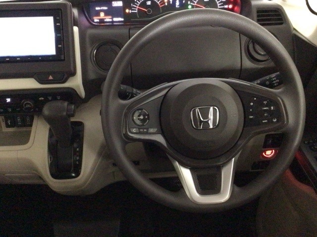 【ハンドル】運転にかかわる様々な操作を安全に行えるように視点移動が少なく操作性に配慮されたスイッチ類が凝縮されたコックピットです。