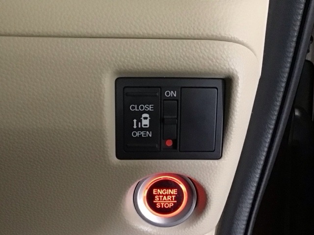 【パワースライドドア】助手席側がパワースライドドアになっており、運転席のスイッチやスマートキーでも開閉が可能です！開口部も広いので乗り降りも楽々♪