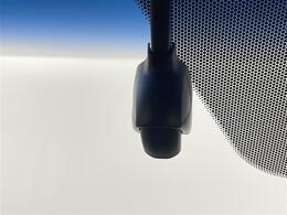 【ドライブレコーダー】映像・音声などの運転中の記録を残します。事故などを起こした起こされた時の証拠になりえますので、もしも時でも安心ですね。