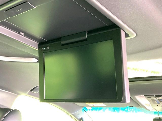【フリップダウンモニター】大画面モニターで後席でもエンタメをお楽しみいただけます。小さなお子様にも大人気の装備です♪