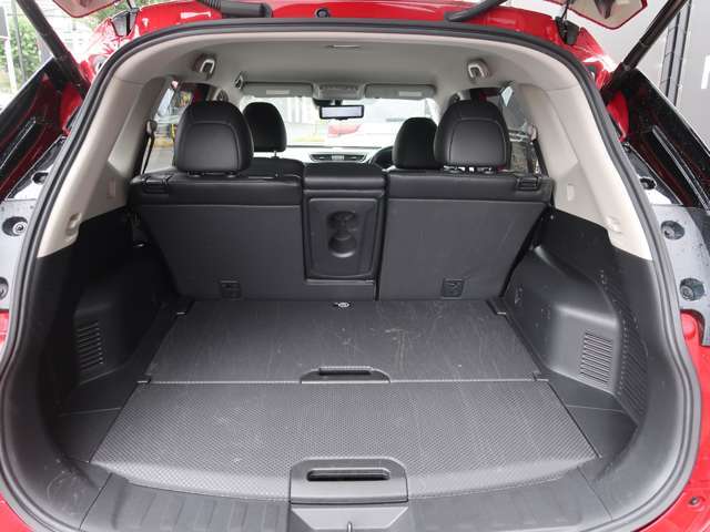 荷室　リヤシートを倒すことで荷室を広く使用できます