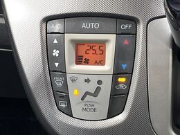【オートエアコン】一度お好みの温度に設定すれば、車内の温度を検知し風量や温度を自動で調整。暑い…寒い…と何度もスイッチ操作をする必要はありません。快適な車内空間には必須の機能ですね♪