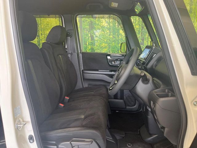 運転席シート廻りは使用感も少なく、良好な状態となっています。前オーナー様が丁寧に使っていたことがよくわかりますね。