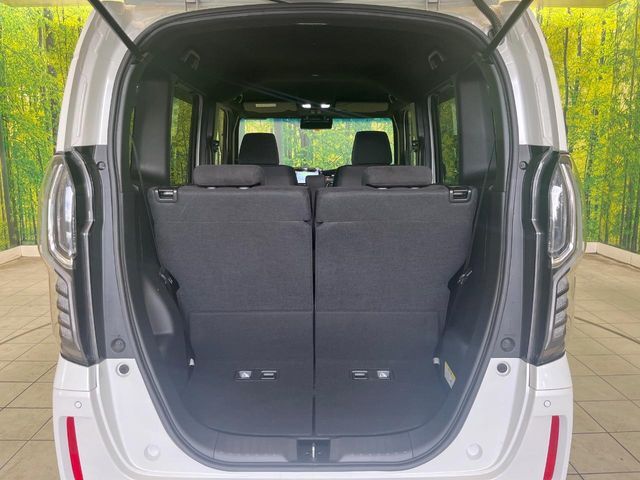 普段のお買い物や通勤、送迎等に十分な荷室スペースを確保しております。セカンドシートを倒すと、大きな荷物の積載も可能です♪