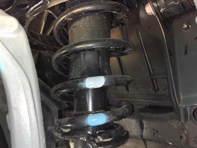 お車を安心してお乗りいただく為には、足回りの定期点検が欠かせません。サービスサポート（有償保証）では無料点検もご提供しており、安心のカーライフをお過ごしいただけるサポート体制が整っています。
