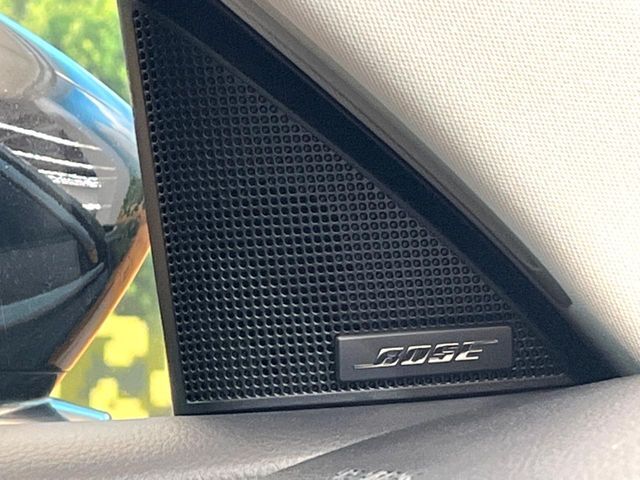 【BOSEサウンドシステム】メーカーオプションの高品位サウンドシステムを搭載。専用のチューニングが施された大小様々なスピーカーから良質なサウンドが奏でられ、臨場感あふれる音響空間を演出します。