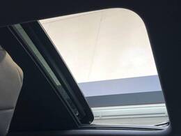 ●サンルーフ：開放感たっぷりの希少装備、サンルーフが装着されています！車内に明かりを取り入れたり景色を楽しむ以外にも、車内の空気も簡単に換気できて快適です！