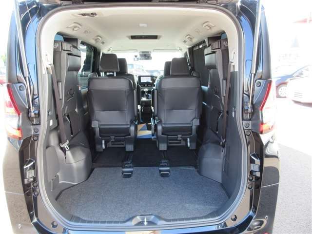 3列目シートは跳ね上げ式で折りたたみ可能です。より大きな荷物もばっちり収納可能です！