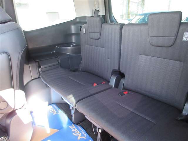 3列目シートもひろびろとしたスペースを確保しています。大人数でのお出かけもばっちりです！