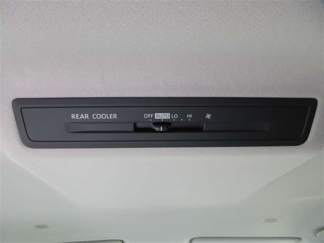 後席用にもエアコンの吹き出し口があり快適です。どの席に座っても快適なドライブが楽しめます♪