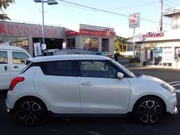 国の指定を受けた自社工場で、整備士が車検と点検整備を行っております。