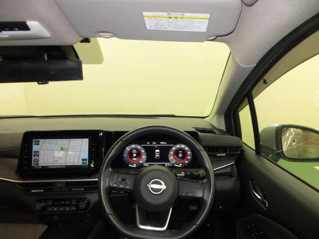 ドライバー目線で、使いやすく安全操作性と良好な視界を実現した運転席です。