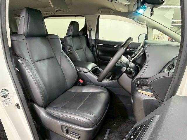 【ブラック合皮シート】装備！高級感溢れる内装となっております！