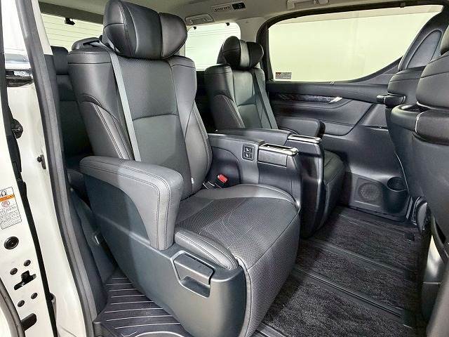 セカンドシートはリクライニング可能でくつろぎの空間。大人二人が乗っても十分なスペースが確保されております。