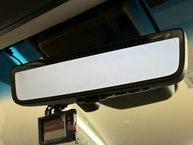 メーカーオプションの【デジタルインナーミラー】を装備！！後方の安全性も安心です！！