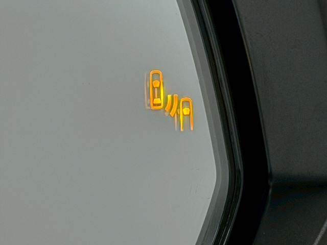 【ブラインドスポットモニター（BSM）】車線変更時に車両後方から来る車両を検知し安全をサポートする装置です。