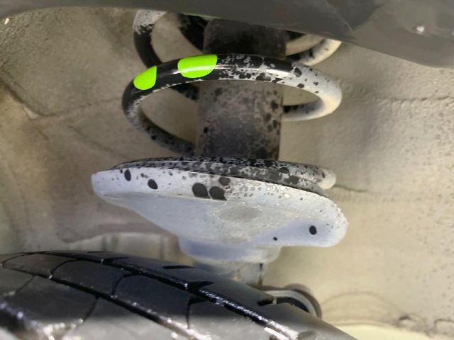 お車を安心してお乗りいただく為には、足回りの定期点検が欠かせません。サービスサポート（有償保証）では無料点検もご提供しており、安心のカーライフをお過ごしいただけるサポート体制が整っています。