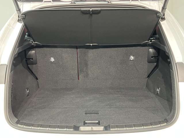 レクサス車らしい細部までこだわった高級感と見る人を一目で虜にするエモーショナルな魅力を持ち合わせております。