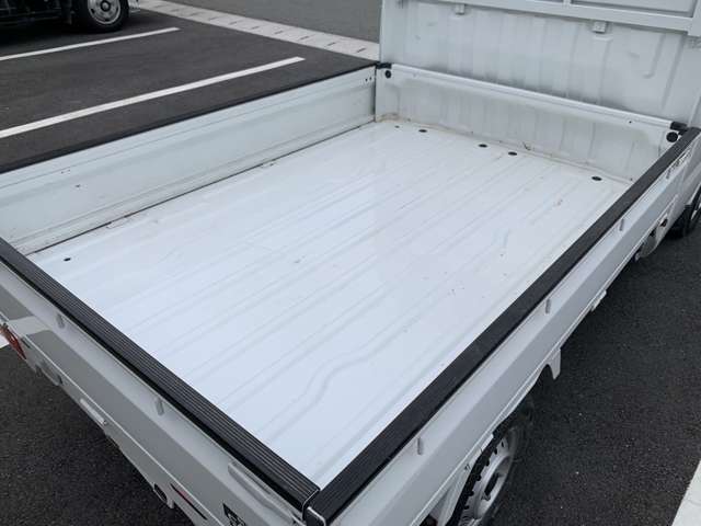 当店は板金塗装工場と経験豊富な整備スタッフが多数在籍。いざという時の修理や整備などもこれまで数多く対応してきました。