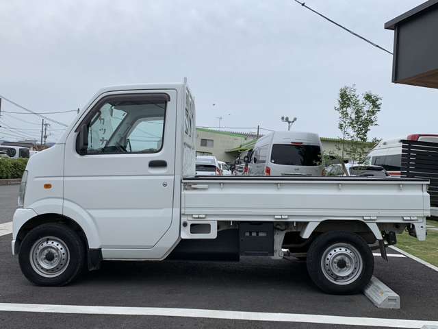 板金修正機、塗装ブース3基、レッカー車3台完備！！万が一の時のレッカーや修理などもいざという時にはご相談ください。