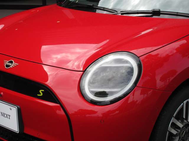 新しくなったヘッドライトです。従来の丸目のライトに2本のLEDが加わり、新しくなったMINIのフロントマスクを印象付けます