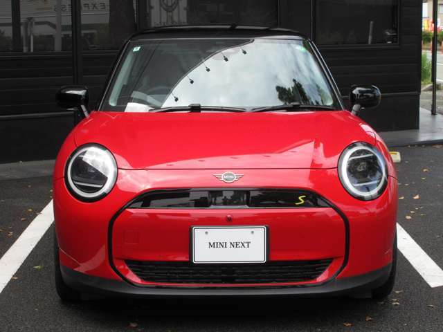 新しくなったMINIのフロントマスクです。六角形のヘキサゴンから八角形のオクタゴングリルに変更され、すっきりとした印象になりました。