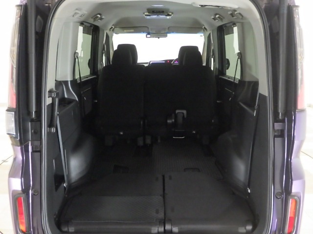 3列目を下部へ収納すればこんなに広々スペースの出来上がり！自転車などの大物も積み込み可能です。