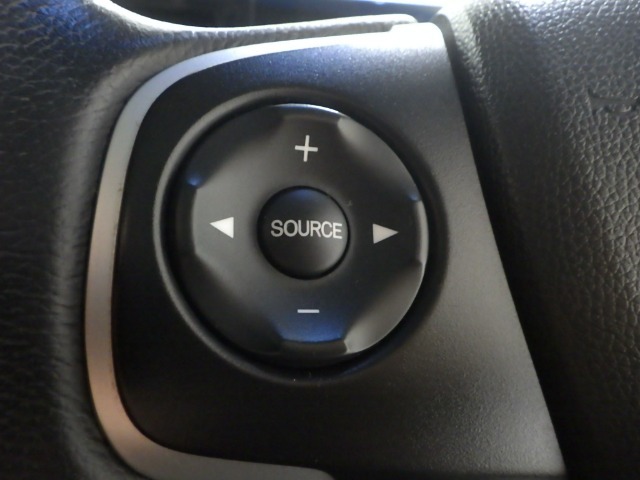 ハンドルにオーディオの操作スイッチが装備されています！視線を前方から外さずハンドルから手を離さずに操作できるのでとっても安全ですね♪