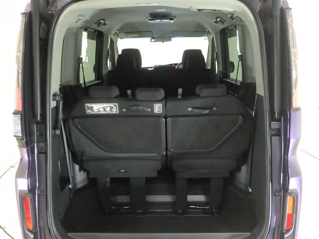 荷室は容量の大きさだけではなく、開口部の低さにもこだわっています。重いものを高く持ち上げる必要がないので、荷物の積み込みがスムーズにできますね。