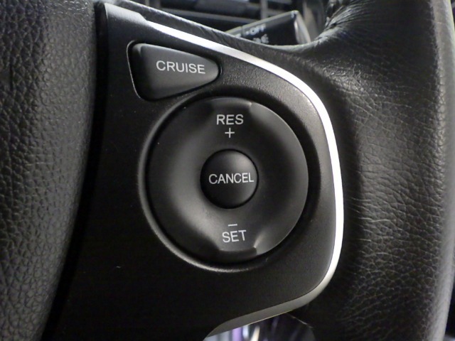 ハンドル右側にはクルーズコントロールのスイッチが装備され運転中の操作も安心して行えます！