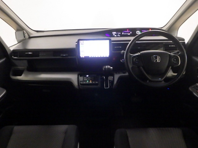 ドライバーを包み込むように、ディスプレーやスイッチ、コンソールを配置。座った瞬間から運転への期待が！空間そのものの心地よさにこだわっています。