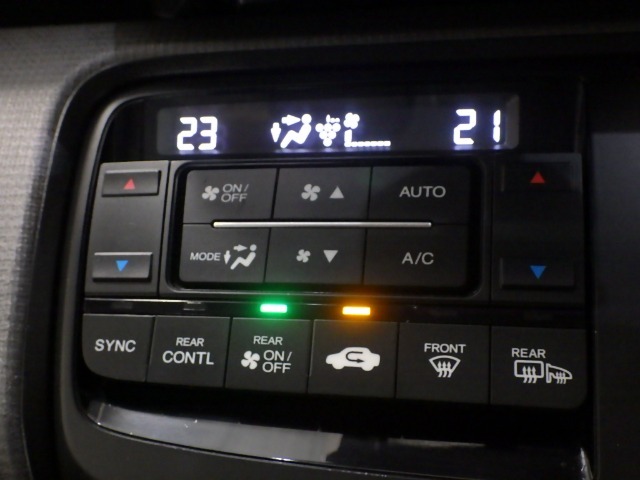 ★トリプルゾーンコントロール・フルオートエアコンディショナー★運転席、助手席、後席の3つのゾーンそれぞれで、好みの温度設定ができます。
