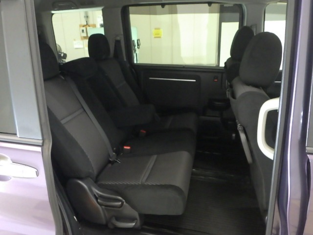 2列目シートもゆったり快適に座っていただけますので、後部座席にお乗りの大切な方も楽しくドライブに参加していただけます☆もちろんチャイルドシートの取り付けにも対応します！