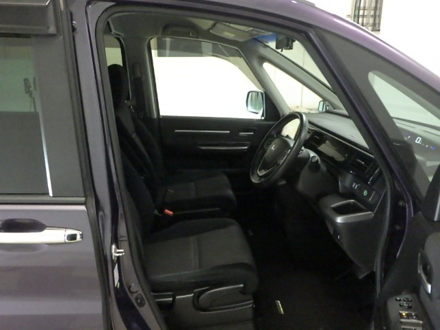 すわり心地の良い運転席・助手席です。長時間のドライブの疲れ軽減に貢献します。どうぞ快適なドライブを♪