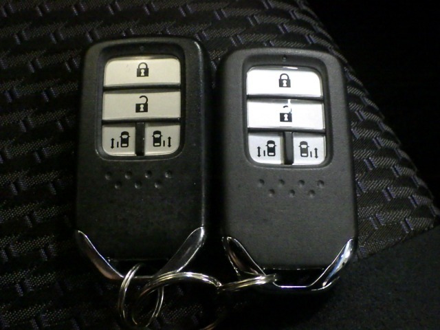 スマートキー付！キーを取り出さなくてもドアロックの施錠・開錠、エンジンの始動が出来ます！雨の日や荷物の多い日にとても便利ですね♪