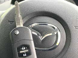 【キーレス】少し離れた場所からでもボタン一つでドアの開錠・施錠ができるのでとっても便利！ドアの鍵穴周りに傷をつけることもありません♪