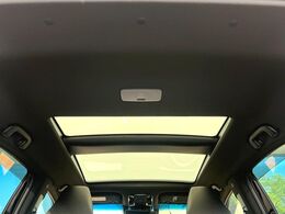 【ガラスルーフ】ガラスルーフ搭載で車内の解放感が一気にアップ！開放的なドライブをお楽しみいただけます。