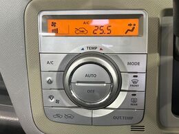 【オートエアコン】一度お好みの温度に設定すれば、車内の温度を検知し風量や温度を自動で調整。暑い…寒い…と何度もスイッチ操作をする必要はありません。快適な車内空間には必須の機能ですね♪
