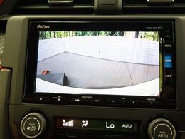 【バックカメラ】駐車時に後方がリアルタイム映像で確認できます。大型商業施設や立体駐車場での駐車時や、夜間のバック時に大活躍！運転スキルに関わらず、今や必須となった装備のひとつです！