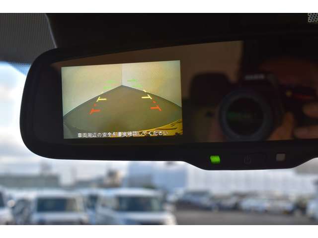 リヤビューモニター付ルームミラー装備！シフトを「R（後退）」に入れると、車両後方の映像をルームミラーに表示。後退時のステアリング操作の目安となるラインも表示し車庫入れをサポートします