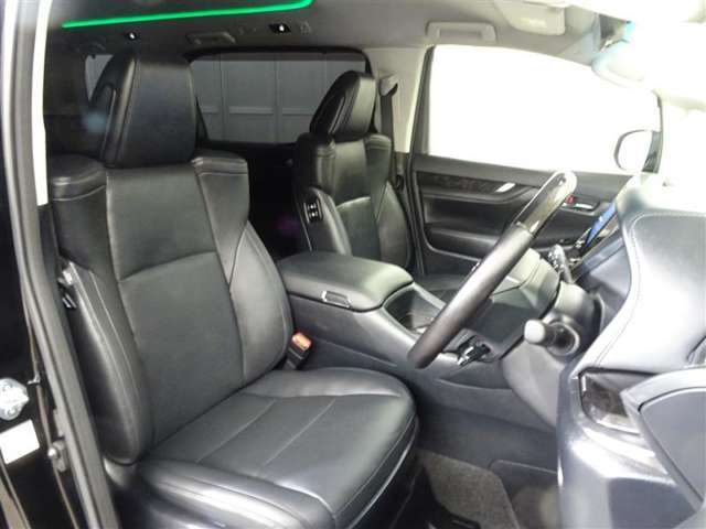 高いホールド性で運転姿勢が安定します。長距離ドライブでも疲れにくいのが魅力です。快適なドライビングライフをお送りください♪