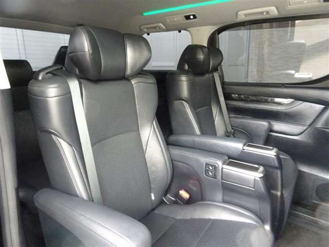 ゆとりある広々とした車内空間は、ドライブを始め買い物やレジャーなど、幅広く活躍します。一人でもみんなとでもお出かけを楽しみましょう！