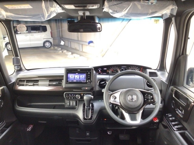 【前方視界】開放的な前方視界！運転がしやすく疲れにくいです♪窓が大きく、見通しがとっても良いおクルマですよ♪