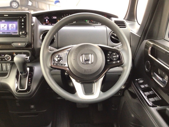 【ハンドル】運転にかかわる様々な操作を安全に行えるように視点移動が少なく操作性に配慮されたスイッチ類が凝縮されたコックピットです。